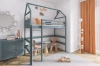 Modernes Kinderzimmer mit grauem Haus-Hochbett, Spielecke unter dem Bett und skandinavischer Einrichtung.