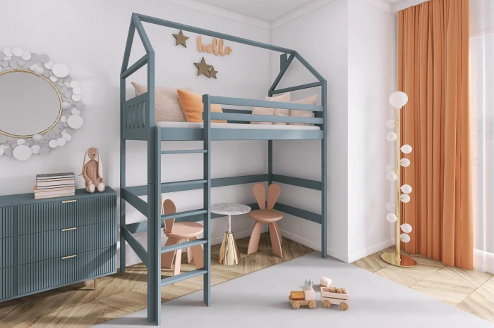 Modernes Kinderzimmer mit grauem Haus-Hochbett, Spielbereich darunter, Kommode und orangefarbenen Vorhängen.