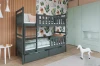 Eingerichtetes Kinderzimmer mit grauem Etagenbett und Llama-Motiv-Tapete.