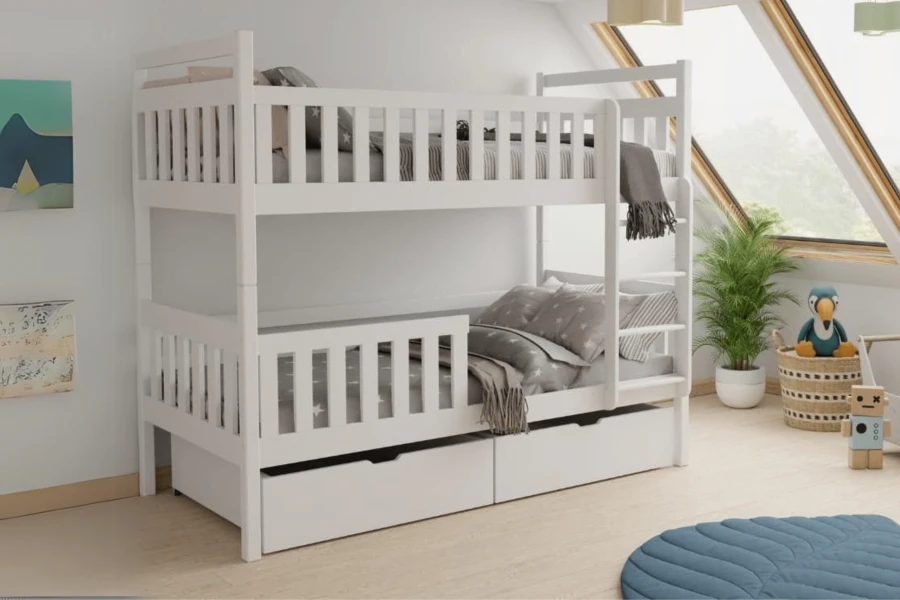Modernes weißes Etagenbett in einem hellen Dachzimmer mit stilvoller Einrichtung.