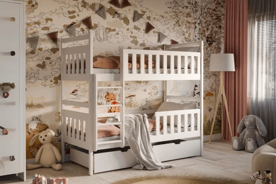 Weißes Kinder-Etagenbett in einem liebevoll dekorierten Zimmer mit Tiertapete.