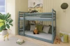 Blauwgrijs stapelbed in de kinderkamer met safari-decoratie en een giraffenknuffel.