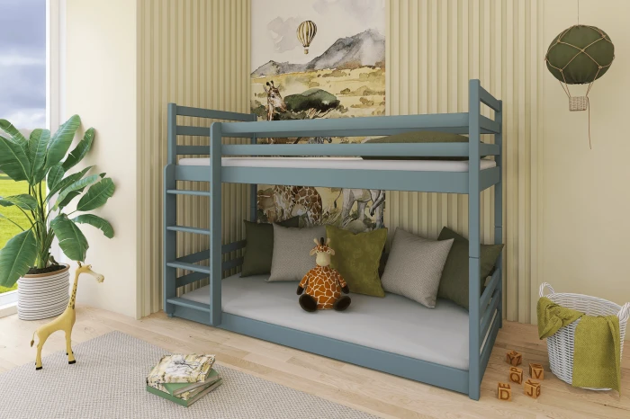Gemütliches Kinderzimmer mit grauem Hochbett und Safari-Wandbild.