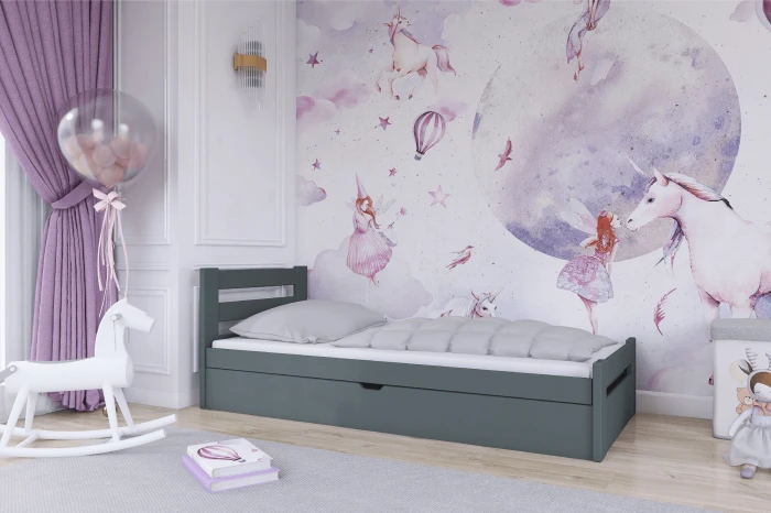 Eingerichtetes Kinderzimmer mit grauem Holzbett, Einhorn-Tapete und weißem Schaukelpferd.