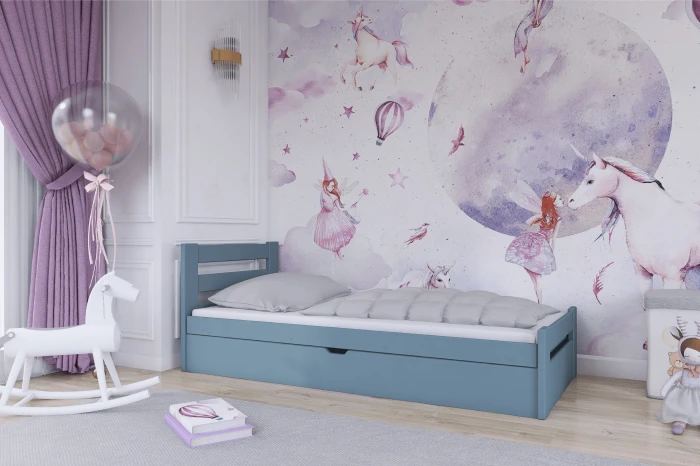 Blaues Kinderbett in einem gemütlichen Kinderzimmer mit zauberhafter Einhorn-Wandgestaltung.