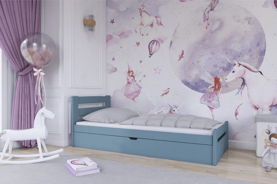 Blaues Kinderbett in einem gemütlichen Kinderzimmer mit zauberhafter Einhorn-Wandgestaltung.