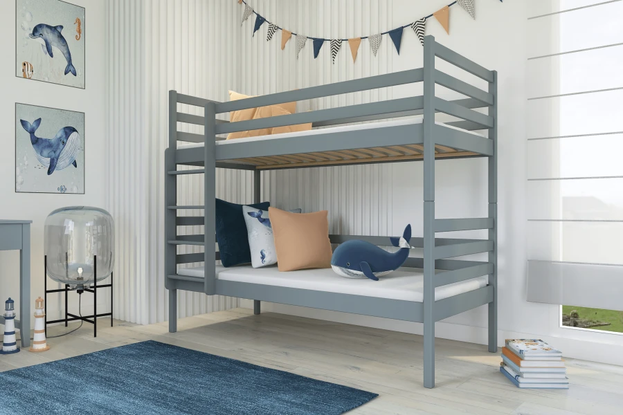 Grijs stapelbed voor kinderen in maritiem design met walviskussens, posters en een blauw tapijt.