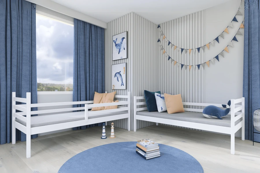 Zwei weiße Einzelbetten in einem maritim gestalteten Kinderzimmer mit Wal-Dekoration.