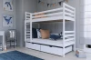 Weißes Stockbett mit zwei Schubladen und maritimer Dekoration im Kinderzimmer.