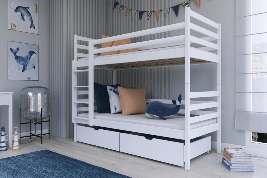 Weißes Doppelstockbett mit zwei Schubladen in einem hellen Kinderzimmer mit Meeresthema.
