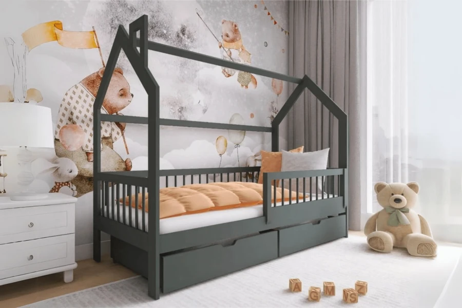 Modernes graues Hausbett im liebevoll eingerichteten Kinderzimmer mit Teddybär.
