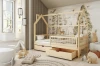 Skandinavisches Kinderzimmer mit Hausbett aus Holz und dekorativer Wald-Tapete.
