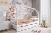 Modernes Kinderzimmer mit weißem Hausbett, Wandgestaltung und Kuscheltieren.