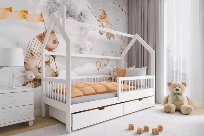 Weißes Hausbett für Kinder mit Schubladen in einem gemütlichen Kinderzimmer mit Wanddekoration.