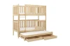 Natuurhouten stapelbed met uitschuifbaar logeerbed en twee laden op een witte achtergrond.