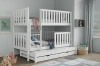 Wit stapelbed met uitvalbeveiliging en uitschuifbed in een liefdevol ingerichte kinderkamer.