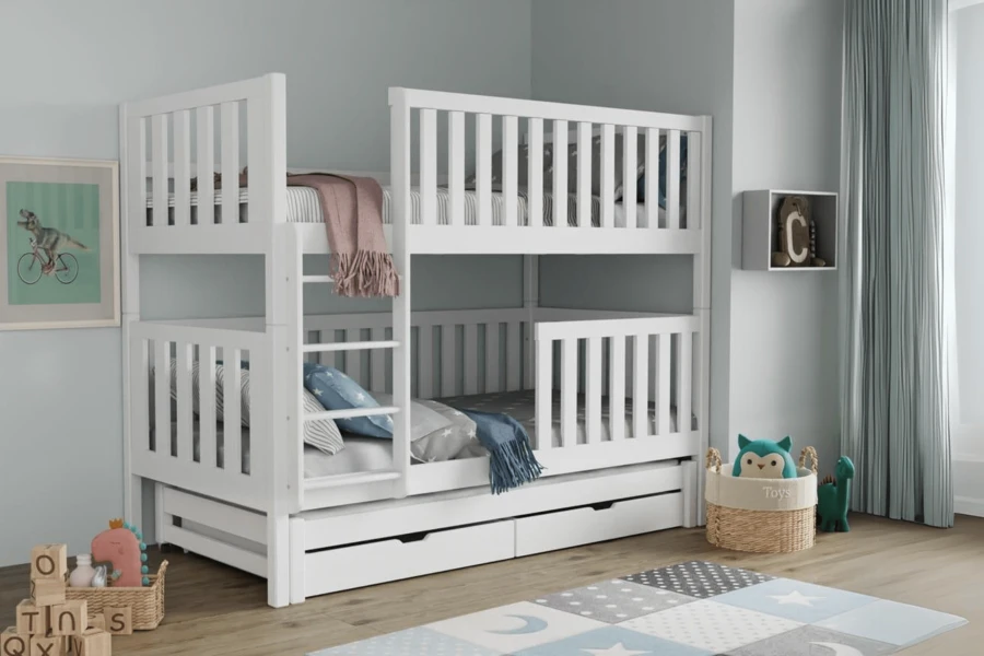 Kinderkamer met wit hoogslaper voor drie personen, bedlades en kindvriendelijke decoratie.