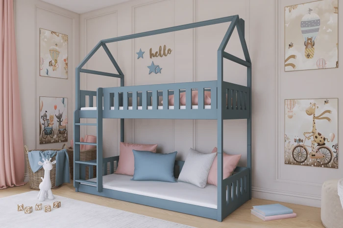 Blaues Kinder-Etagenbett in Hausform mit Leiter und gemütlicher Dekoration.