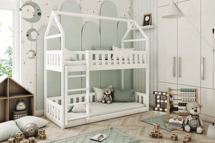 Wit huisbed stapelbed voor kinderen in een lichtgroene kinderkamer met houten speelgoed.
