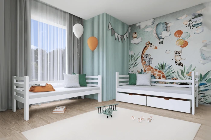 Kinderzimmer mit zwei weißen Betten, dekorativer Giraffen-Tapete und Spielzeug für eine gemütliche Atmosphäre.