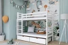 Weißes Etagenbett für Kinder mit Schubladen in einem modern eingerichteten Kinderzimmer mit Tiermotiven.