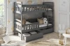 Modern eingerichtetes Kinderzimmer mit grauem Hochbett und gemütlicher Dekoration.