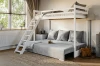 Gemütliches Kinderzimmer mit weißem Hochbett, das untere Sofa ist als Gästebett ausgezogen.