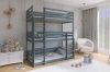 Ingerichte kinderkamer met blauw drie-persoons stapelbed en decoratie.