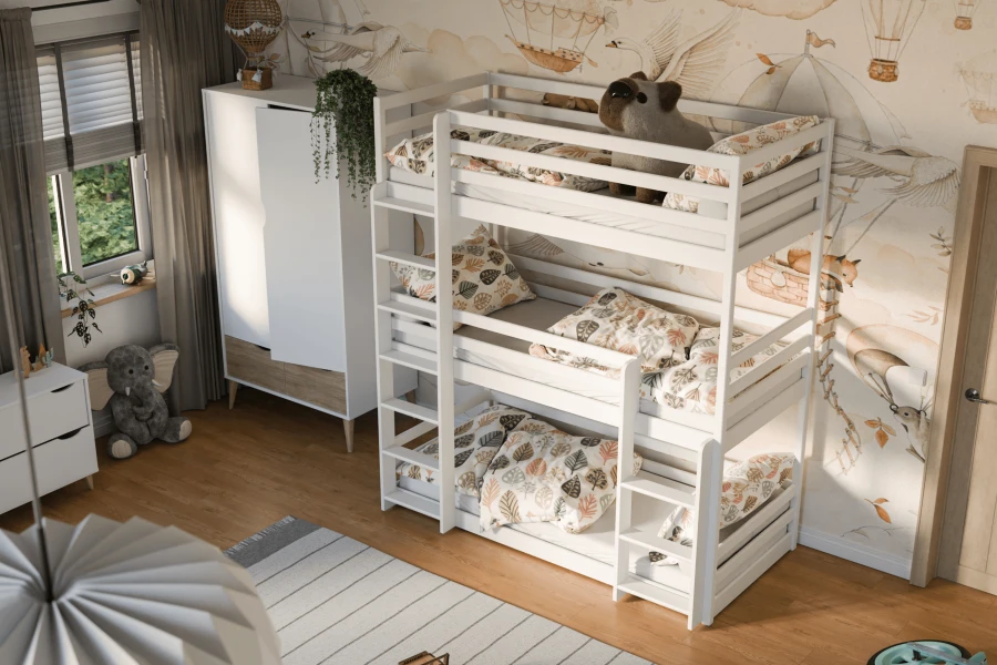 Stapelbed met drie verdiepingen in het wit met beddengoed met patroon in een speelse kinderkamer.