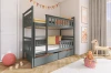 Stilvoll eingerichtetes Kinderzimmer mit einem grauen Etagenbett und Holzspielzeug.