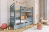 Blaues Kinder-Stockbett in einem hellen Kinderzimmer mit Schaukelpferd und bunten Kissen.