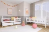 L-förmig angeordnete weiße Kinderbetten aus Holz in einem modernen Spielzimmer.