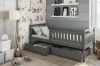 Stilvolles Kinderzimmer-Design mit grauem Massivholzbett und kindgerechter Dekoration.