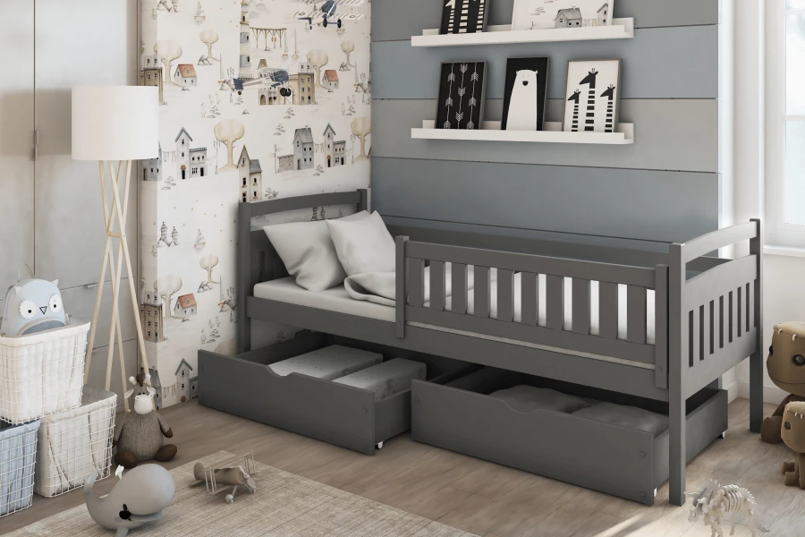 Stilvolles Kinderzimmer-Design mit grauem Massivholzbett und kindgerechter Dekoration.
