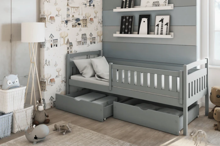 Gemütlich eingerichtetes Kinderzimmer mit einem grauen Funktionsbett und viel Stauraum durch Schubladen.