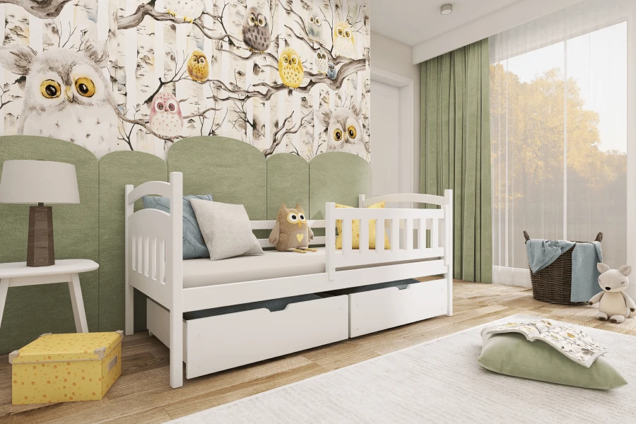 Weißes Jugendbett mit Stauraum in einem Kinderzimmer mit Eulentapete und grüner Wand.