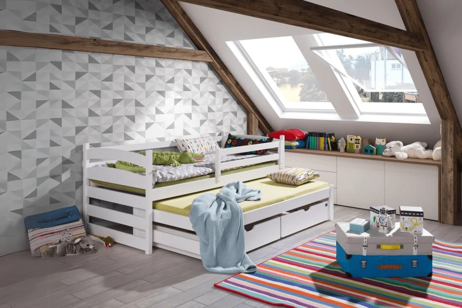 Weißes Ausziehbett für Kinder im hellen Dachzimmer mit farbenfroher Dekoration.