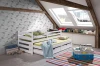 Weißes Kinderbett mit ausziehbarem Gästebett und Stauraum im gemütlichen Dachzimmer.