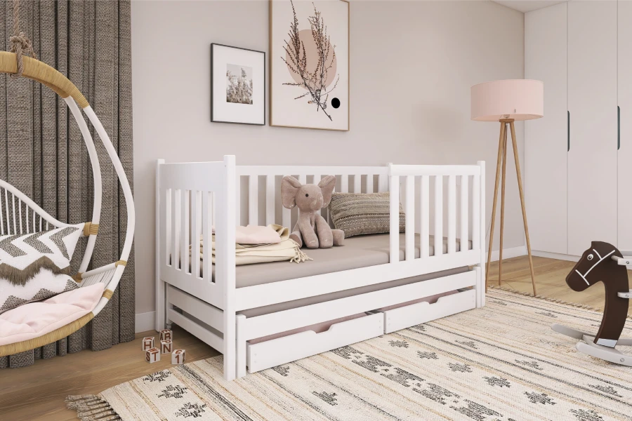 Weißes Kinderbett mit Rausfallschutz und Bettschubladen im skandinavischen Stil.