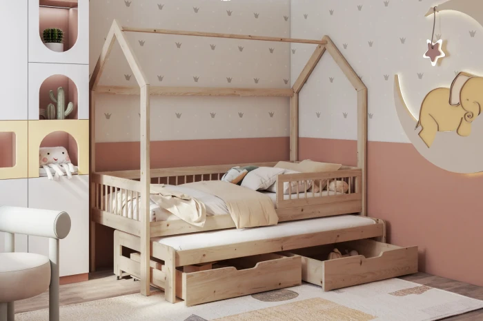 Kinderhausbett aus Naturholz mit praktischem Ausziehbett und viel Stauraum.