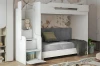 Weißes Kinderhochbett mit gemütlichem Sofa unter der Liegefläche und praktischer Treppe mit Stauraum.