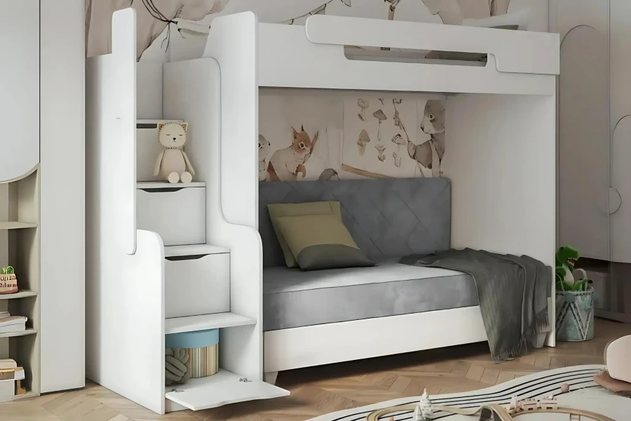 Weißes Kinderhochbett mit gemütlichem Sofa unter der Liegefläche und praktischer Treppe mit Stauraum.