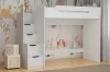 Kindgerechtes weißes Hochbett mit Treppe vor einer Wand mit Tiermotiven