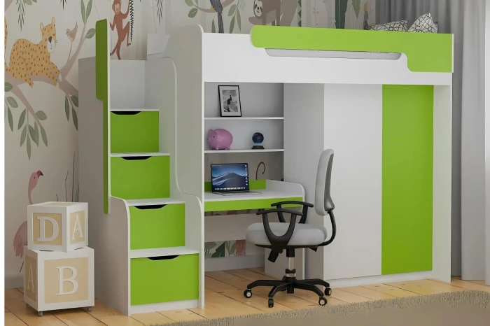 Eingerichtetes Kinderzimmer mit grünem Hochbett, Schreibtisch und verspielter Tier-Tapete.