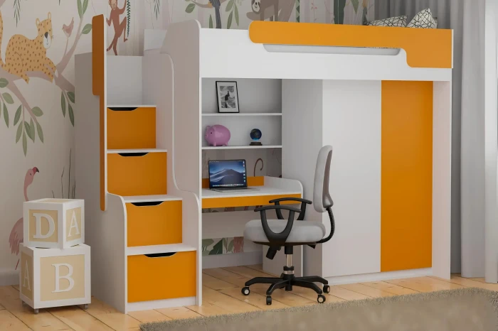 Eingerichtetes Kinderzimmer mit weiß-orangem Etagenbett, Schreibtischstuhl und Wanddekoration.