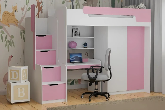 Rosa-weißes Hochbett mit Schreibtisch, Kleiderschrank und Treppenregal für das Kinderzimmer.
