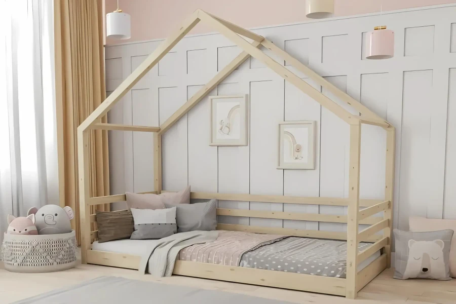 Hausbett für Kinder aus Kiefernholz in einem modern eingerichteten Kinderzimmer.
