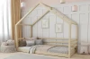 Modernes Hausbett aus hellem Holz für Kinderzimmer mit gemütlicher Dekoration und Kissen.