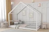Weißes Hausbett für Kinder aus Massivholz, bodennah mit Rausfallschutz für maximale Sicherheit.