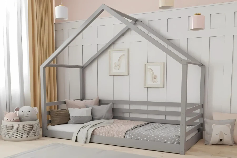 Graues Hausbett für Kinderzimmer, modernes Design aus Holz mit gemütlicher Dekoration.